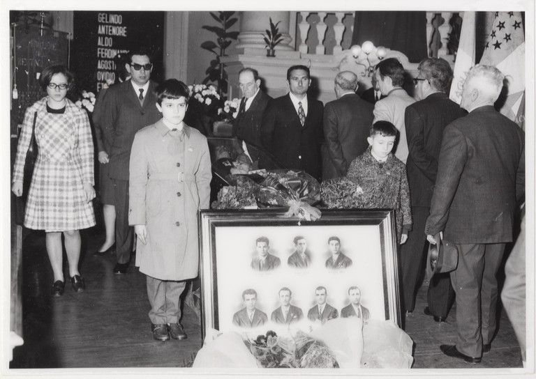 Gattatico-Reggio Emilia, 27-30 marzo 1970, Funerali di Alcide Cervi, camera ardente di Alcide nella Sala del Tricolore di Reggio Emilia, picchetto d'onore